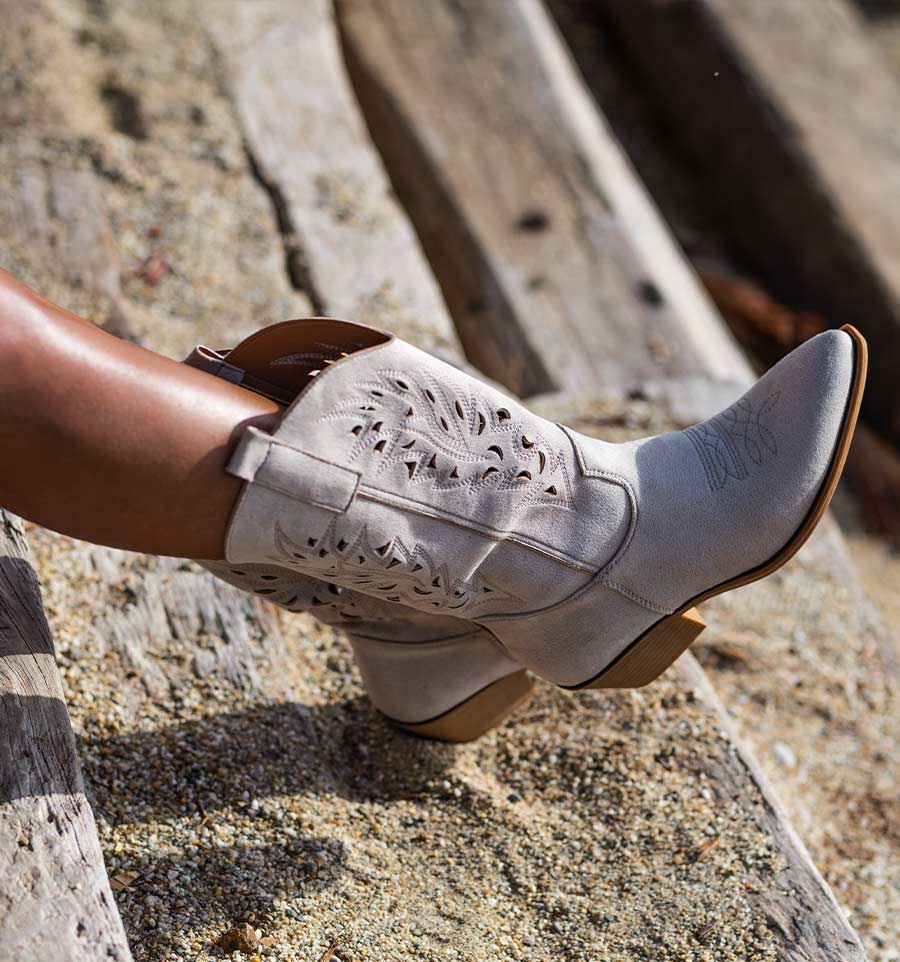 Botas camperas cowboy mujer troqueladas con tacón cubano 