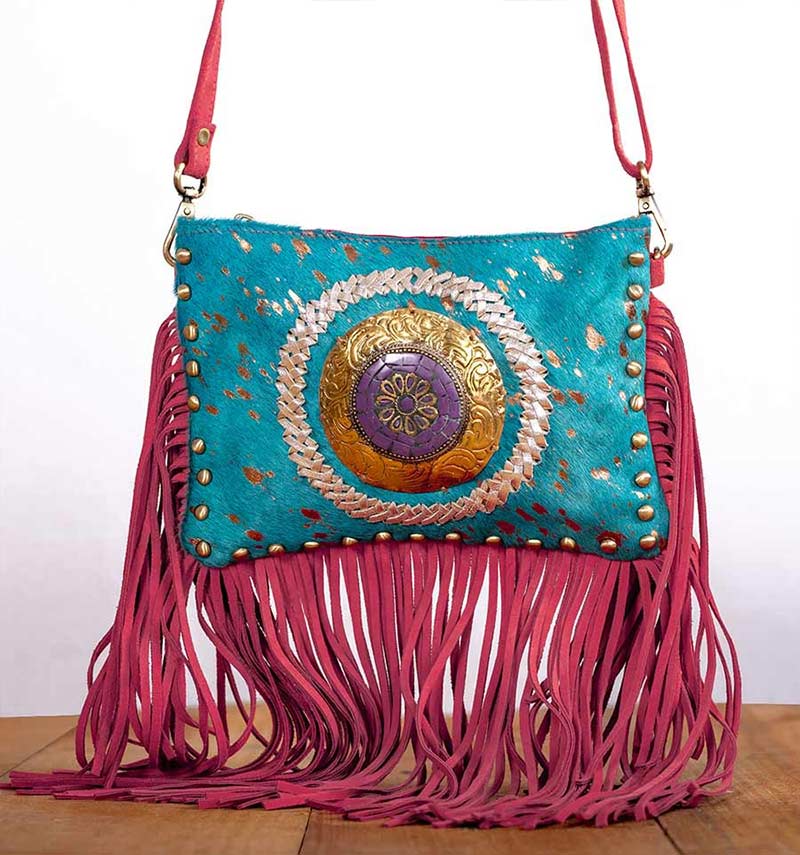 Bolso bohemio con flecos y tachuelas